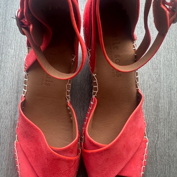 Gentle Souls by Kenneth Cole Red Suede Espadrille Wedge Sandals – Size 8M – NEW - Picture 3 of 8